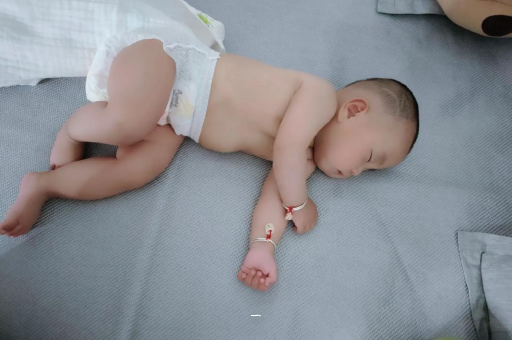 鄂州宝宝胳膊上起红疙瘩